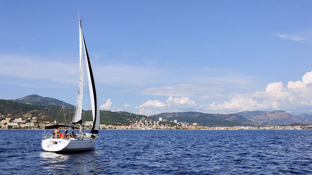 voilier dans la baie d'Ajaccio